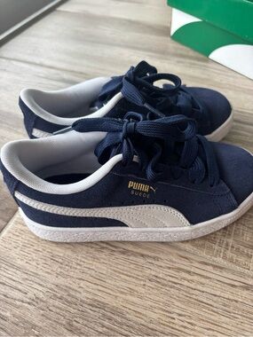 Puma Kids Suede Sneakers - Navy and White size 1C